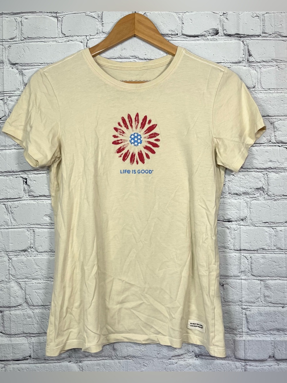 Life is Good Crusher Tee Daisy Graphic Women’s Size Small Gray Beige
